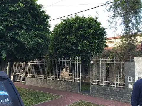 Casa de Tres dormitorios  , Jardin retiro , patio y gran pileta.                     Alvarez Th...