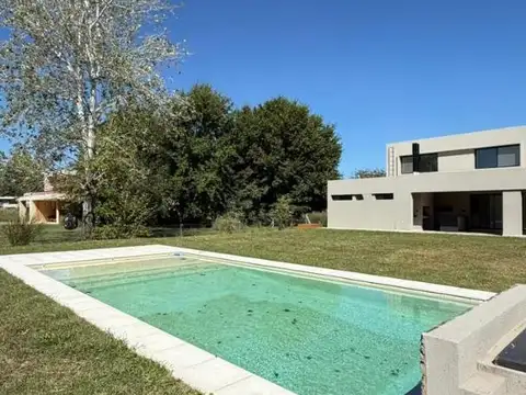 Casa en Venta con 2 cocheras