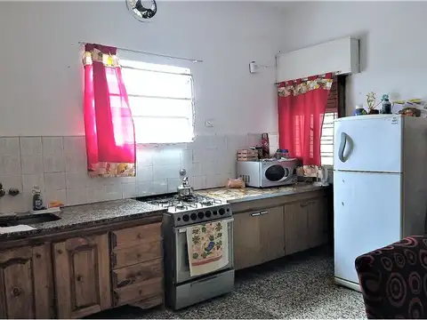 VENTA CASA 3 AMBIENTES, COCHERA y PARQUE, F VARELA