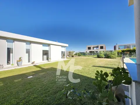 Casa 4 ambientes con 3 baños