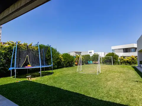 Casa en Alquiler con 2 cocheras