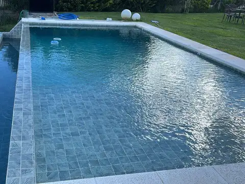 Casa en Alquiler con 6 cocheras