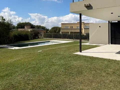 Casa en Venta con 4 cocheras