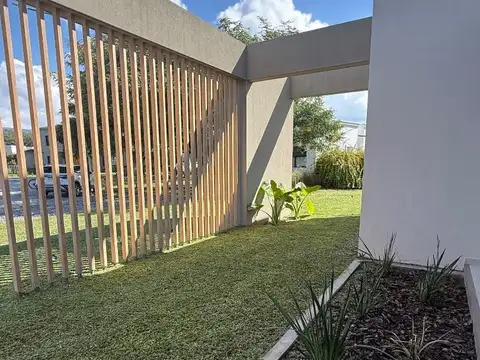Casa 5 ambientes con 4 baños