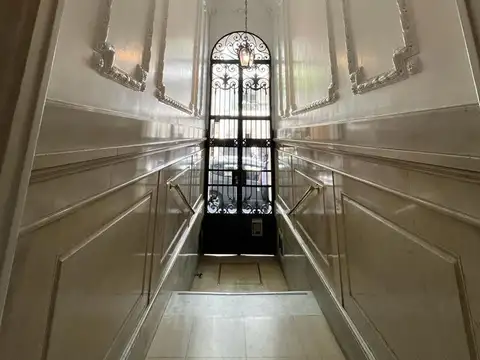 Hermoso duplex, reciclado en edificio de categoria.Disponible !