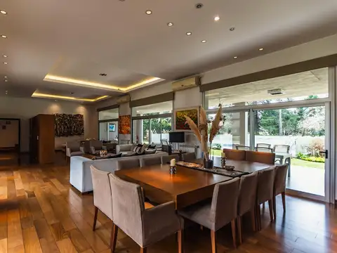 Espectacular casa de 6 ambientes en venta en praderas de lujan sobre lote central con fondo al golf