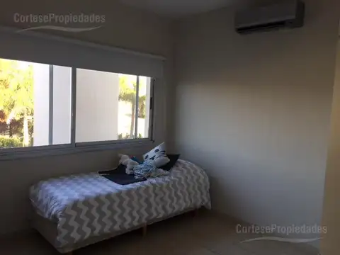 Casa en Alquiler con 2 cocheras