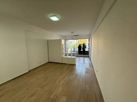 Monoambiente con balcon al contrafrente, muy luminoso, reformado full a estrenar, apto prof. con amenities. Seguridad.