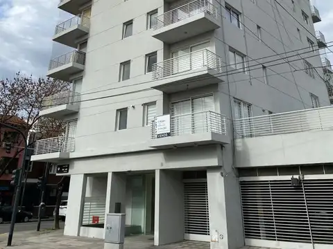 VENTA - Impecable monoambiente con balcón y patio de 30m2  Super Luminoso  PATERNAL