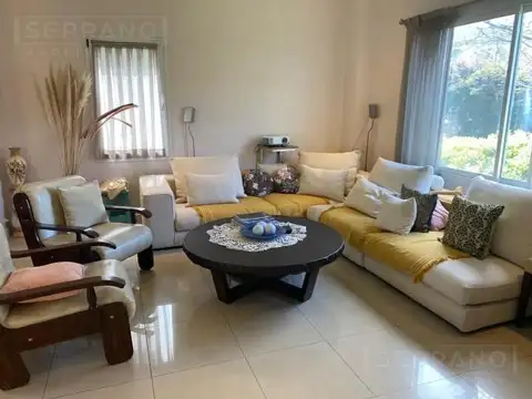 Casa en Alquiler con 5 cocheras