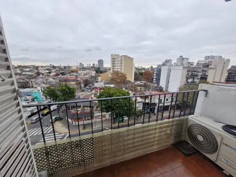 Excelente 2 Ambientes, Semipiso, entrada doble circulación al frente c/ Balcon