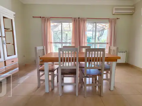 Casa en Alquiler con 3 cocheras