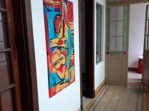 Casa 8 ambientes con 2 baños