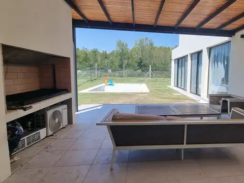 Venta casa 4 ambientes con dependencia pileta a estrenar Barrio Santa Ana Villa Nueva