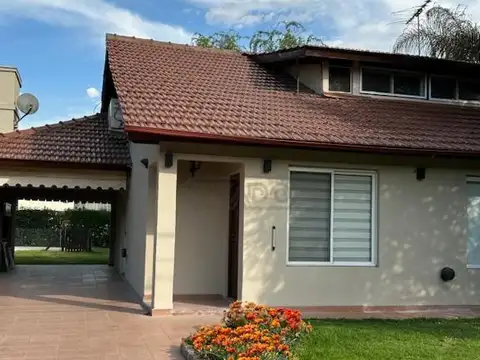 Casa en Alquiler con 1 cochera