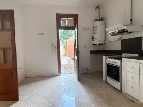 SE ALQUILA CASA CÉNTRICA EN LOBOS