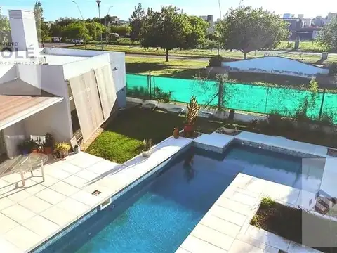 Casa En Venta En Valle Escondido, Diseño y Solidez