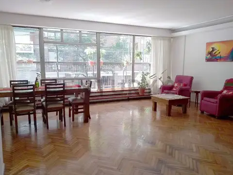 Departamento de 5 ambientes con dependencia, balcón corrido, patio y baulera - Recoleta