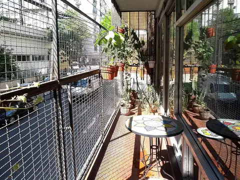 Departamento de 5 ambientes con dependencia, balcón corrido, patio y baulera - Recoleta