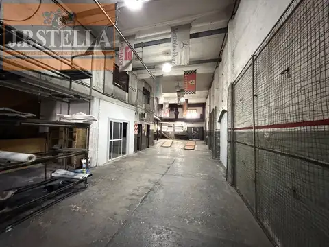 Local Comercial 383 m² s/ Avenida (Baños - Vestuarios - Oficinas) - Ramos Mejia