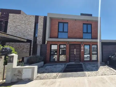 CASA 4 DORMITORIOS 4 BAÑOS Y PILETA EN DOCTA
