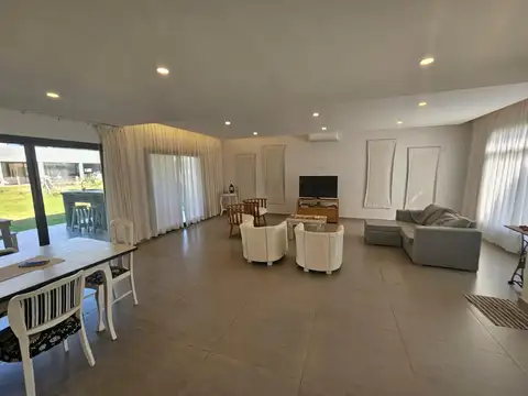 Casa en Alquiler con 2 cocheras