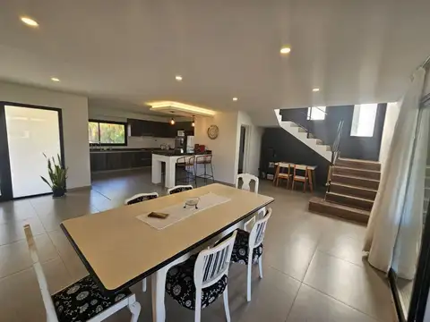 Casa 5 ambientes con 2 baños