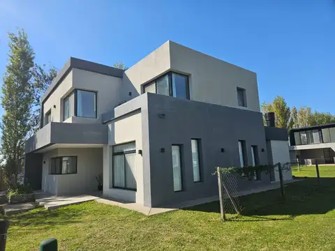 Casa en Alquiler de 3 dormitorios