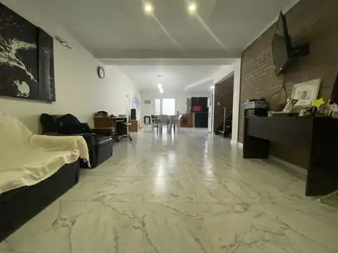 VENTA CASA 3 DORMITORIOS CON COCHERA Y PATIO