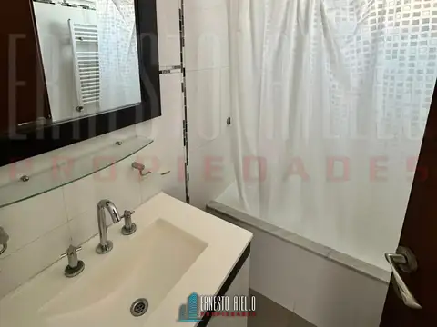 ALQUILER DEPARTAMENTO TRES AMBIENTES CON BALCON Y COCHERA EN SUBSUELO.