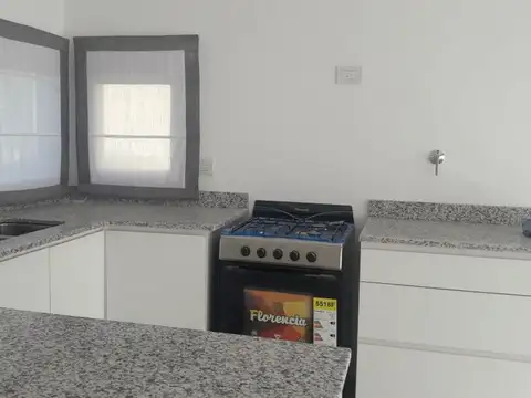 Casa 4 ambientes con 2 baños