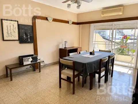 Venta de 4 ambientes, luminoso, frente a Plaza, bajas expensas, ascensor, Villa del Parque