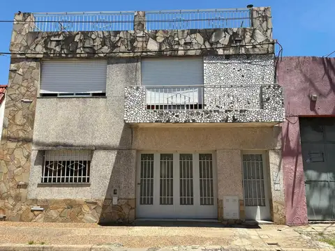 CASA DE DOS DORMITORIOS VENTA PATIO EXCLUSIVO AZCUENAGA ROSARIO