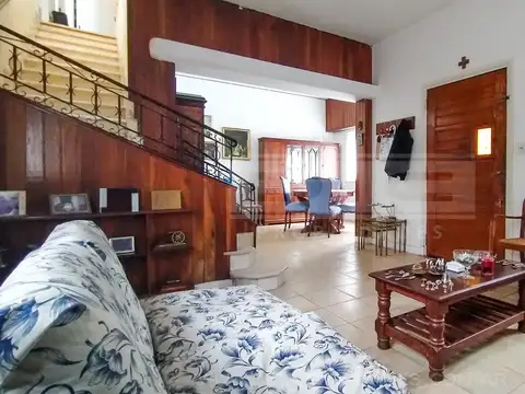 Casa 7 ambientes con 1 baño