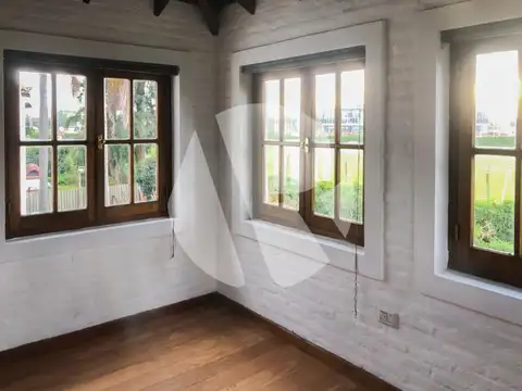 Casa en Alquiler con 2 cocheras