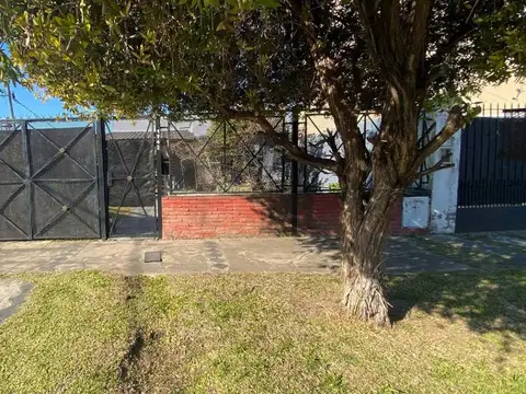 CASA EN LOTE PROPIO 10X50 CON PARQUE Y QUINCHO