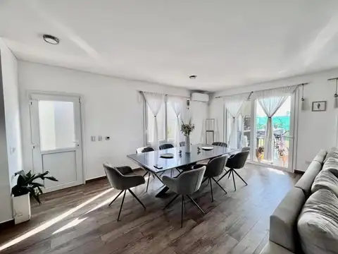 Casa en venta con pileta en Vila Marina 2. Villa Nueva