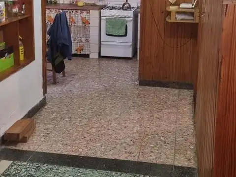 Casa 7 ambientes con 1 baño