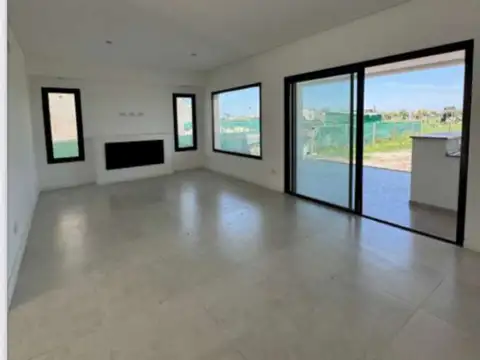 Casa 5 ambientes con 4 baños