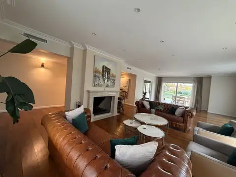 Casa en Alquiler con 2 cocheras