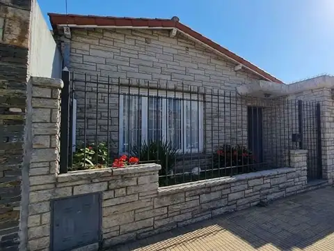 VENTA CASA 3 AMB GARAGE FONDO QUINCHO  SARANDI