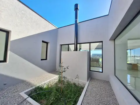 Casa 5 ambientes con 4 baños