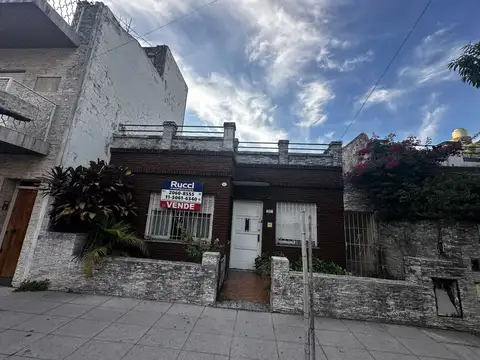 CASA 4 AMB. BARRIO NAON CON PATIO Y TERRAZA A RECICLAR