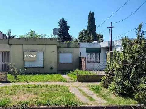 VENTA - CASA 4 AMBIENTES CON JARDÍN - CAMPANA