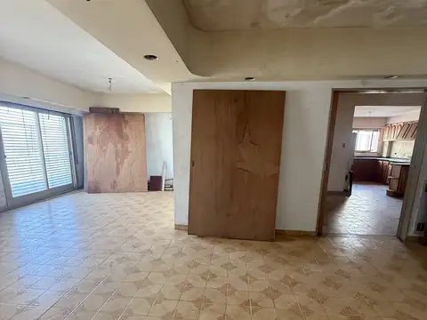 Semipiso con Terraza Propia de 6 ambientes a refaccionar en Villa Pueyrredon