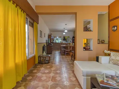 Casa en Venta con 2 cocheras