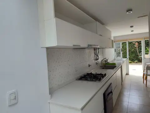 Casa en Pichincha Reciclada a nuevo con patio, amplio garage  o Local comercial con baño y entrepiso