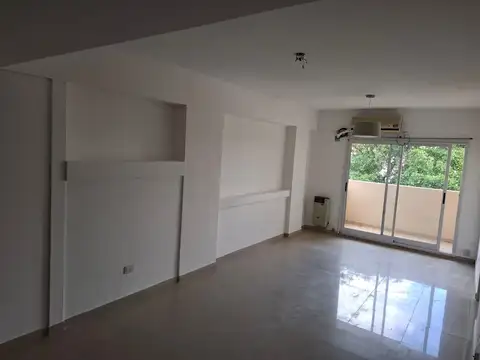 EXCELENTE MONO AMBIENTE CON PLACARD, COCINA COMPLETA, BAÑO COMPLETO Y BALCON