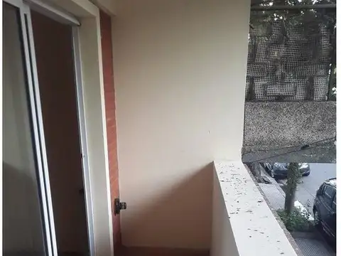 EXCELENTE MONO AMBIENTE CON PLACARD, COCINA COMPLETA, BAÑO COMPLETO Y BALCON