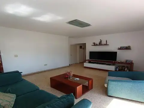 PH en venta Villa Elvira 2 DORMITORIOS 2DO POR ESCALERA EXCELENTE ESTADO